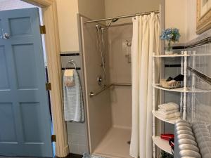 La salle de bains est pourvue d'une douche avec rideau de douche. dans l'établissement Susquehanna Manor Inn, à Marietta