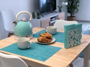 una mesa con un hervidor de agua y cruasanes. en Luxury Doña Carlota, en Torremolinos