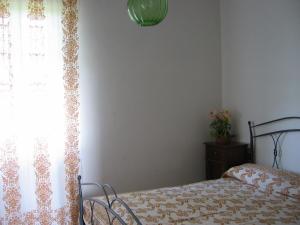 1 dormitorio con cama y ventana en La Fattoria, en Santarcangelo di Romagna