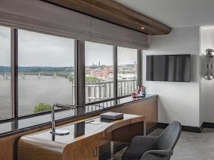 TV a/nebo společenská místnost v ubytování The Watergate Hotel Georgetown