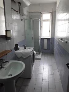 Borgofranco dʼIvreaにあるCasa Lontani da Casa asdの白いバスルーム(シンク、洗濯機付)