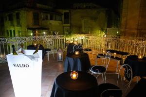 ein Zimmer mit Tischen und Stühlen mit Kerzen und Lichtern in der Unterkunft Le Due Sicilie in Tropea