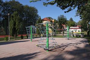 un grupo de equipos de juegos en un parque en Integracyjne Centrum Opieki Wychowania Terapii, en Serock