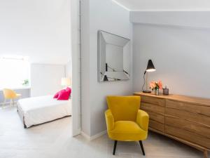 Cama ou camas em um quarto em Punta Ala Sea View Apartments