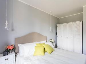Cama ou camas em um quarto em Punta Ala Sea View Apartments