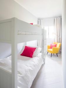 Cama ou camas em um quarto em Punta Ala Sea View Apartments