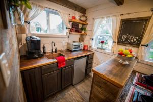 Kuchyň nebo kuchyňský kout v ubytování Cozy Cabin Little Red Hen 12 min to Magnolia