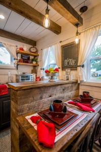 Kuchyň nebo kuchyňský kout v ubytování Cozy Cabin Little Red Hen 12 min to Magnolia