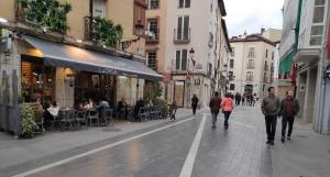 ブルゴスにあるApartamento Saylyの街の通りを歩いている人々のグループ