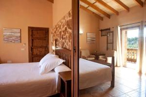 Rúm í herbergi á Agroturismo Es Quatre Cantons