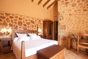 Rúm í herbergi á Agroturismo Es Quatre Cantons