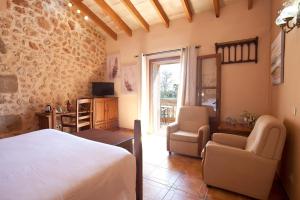 Rúm í herbergi á Agroturismo Es Quatre Cantons