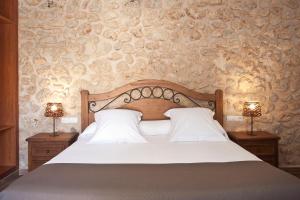 Rúm í herbergi á Agroturismo Es Quatre Cantons