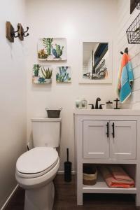 un bagno con un water bianco e un lavandino di The Hacienda Beautiful New Container Home 12 min to Magnolia a Waco