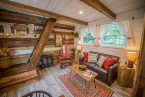 Posezení v ubytování Cozy Cabin Little Red Hen 12 min to Magnolia