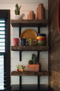 Foto dalla galleria di The Hacienda Beautiful New Container Home 12 min to Magnolia a Waco