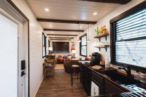 Area soggiorno di The Hacienda Beautiful New Container Home 12 min to Magnolia