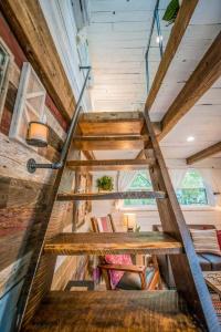 Posezení v ubytování Cozy Cabin Little Red Hen 12 min to Magnolia