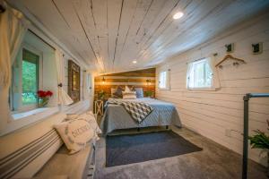 Postel nebo postele na pokoji v ubytování Cozy Cabin Little Red Hen 12 min to Magnolia