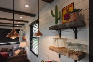 Area soggiorno di The Hacienda Beautiful New Container Home 12 min to Magnolia