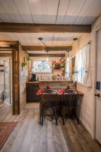 een keuken met een tafel en twee stoelen in een huis bij Cozy Cabin Little Red Hen 12 min to Magnolia in Waco