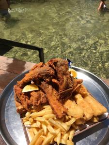 un plato de comida con carne frita y patatas fritas en CASA PE DE PEQUI, en Estivado