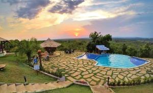 Una gran piscina con una puesta de sol al fondo en CASA PE DE PEQUI, en Estivado