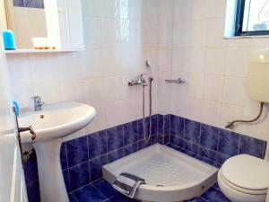 uma casa de banho com um WC e um lavatório em Apartment in villa Denastasia em Zakynthos