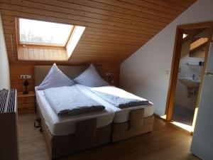 um quarto com uma cama, uma janela e um lavatório em Roth Apartments beim Europa-Park Rust em Rheinhausen