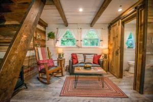 Posezení v ubytování Cozy Cabin Little Red Hen 12 min to Magnolia