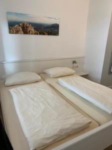 シュヴァンガウにあるFerienwohnung Karraschのベッド2台が隣同士に設置された部屋です。