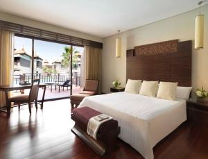 A bed or beds in a room at Anantara The Palm Dubai Resort