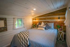 Postel nebo postele na pokoji v ubytování Cozy Cabin Little Red Hen 12 min to Magnolia