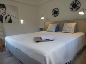 1 cama blanca grande con 2 toallas en Dom gościnny Pod lasem en Charzykowy