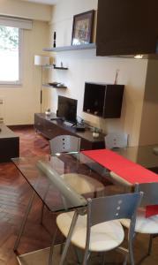 une salle à manger avec une table et des chaises en verre dans l'établissement Confortable 2 ambientes en Recoleta Excelente Ubicacion, à Buenos Aires