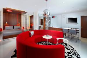 TV a/nebo společenská místnost v ubytování Chill Hotel Seminyak
