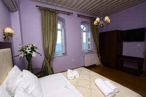 Кровать или кровати в номере Apollonion Palace