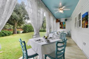 a dining room with a table and chairs at T'Frere's Bed & Breakfast in Lafayette