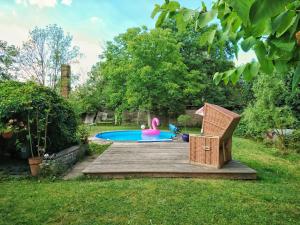 a backyard with a pool with a pink toy flamingo at Ferienwohnung Knoche in Zittau