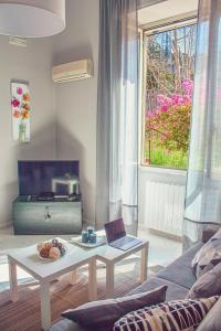 salon z kanapą i stołem z laptopem w obiekcie Cavour Holidays w Cefalù