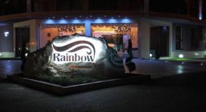 un panneau indiquant un restaurant devant un bâtiment dans l'établissement Rainbow 3 Apartment-studio 223, à Sunny Beach
