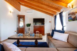 瑟切烏列的住宿－Residence Gold Istra，客厅配有沙发和桌子