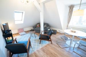 uma sala de estar com mesa e cadeiras em Villa Golding - Flat 2 em Dresden