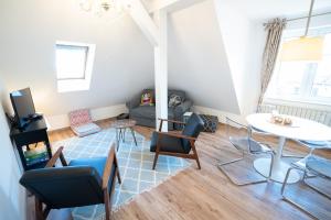 ein Wohnzimmer mit einem Tisch und Stühlen in der Unterkunft Villa Golding - Flat 2 in Dresden