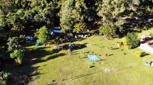 una vista aérea de un parque con gente tirada en el césped en El Retiro, en Santa Cruz de la Sierra