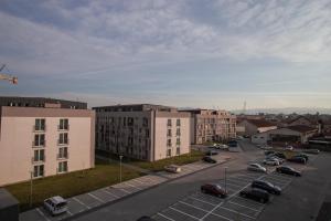 uma vista aérea de um parque de estacionamento numa cidade em Apartament Turcoaz em Sibiu