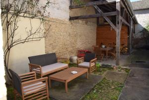 un patio con sedie, tavolo e sedie di la route des vins a Beaune