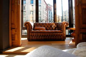 A seating area at DestinationBCN Universitat Apartments