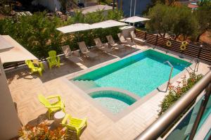an overhead view of a swimming pool with chairs and a table at KalyBay in Kalives Poligirou