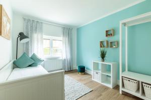 a blue room with a bench and a window at Charmantes Haus im Grünen nahe Berlin & Potsdam in Trebbin